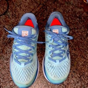 Saucony ISO series women’s runners size 9